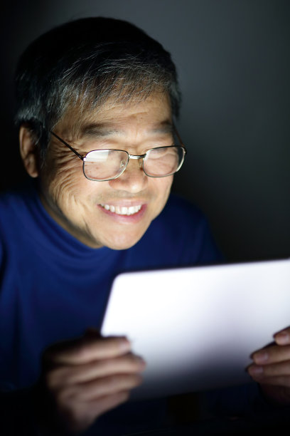 老人使用平板电脑图片下载