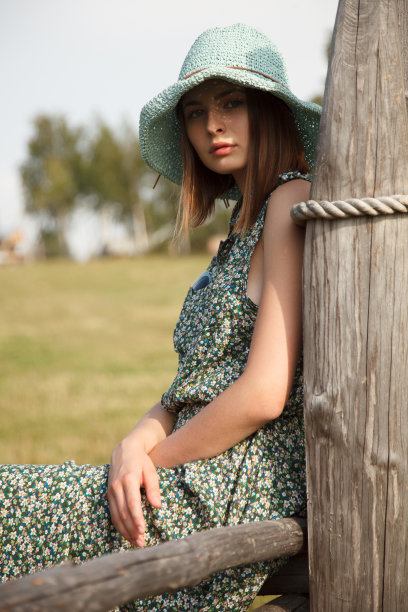 小女孩在木栅栏上图片下载