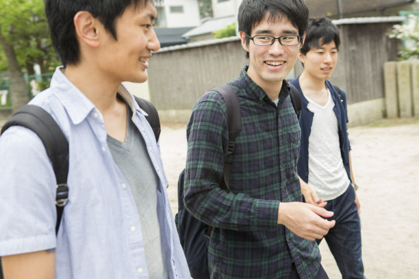 日本学生与朋友在日本京都散步图片下载