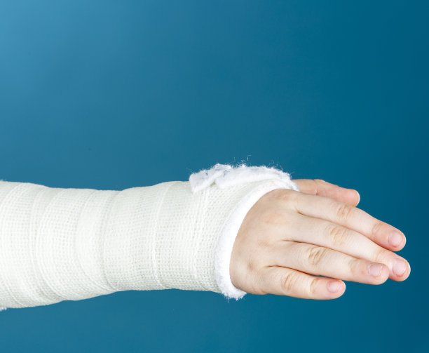 戴在孩子的手腕上图片下载