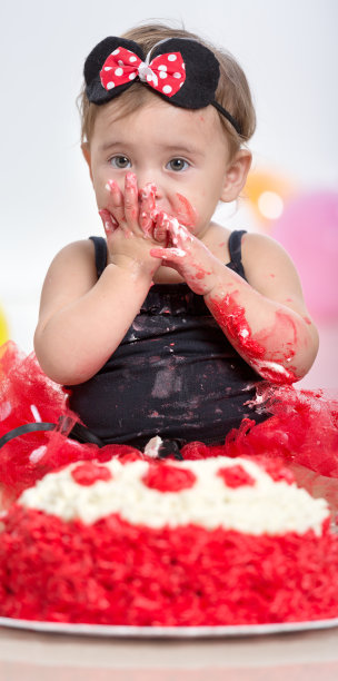 小女孩在吃生日蛋糕图片下载