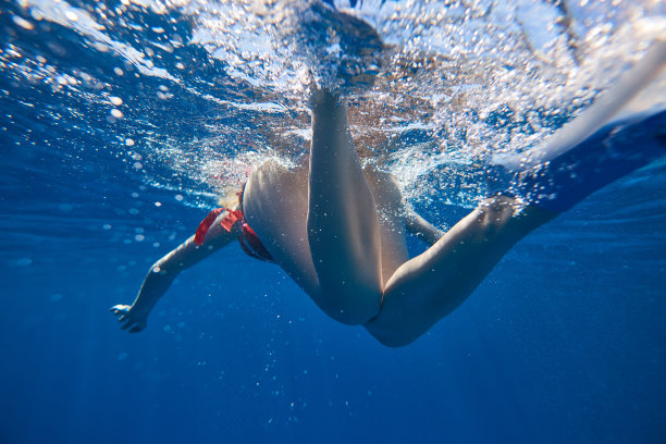 在水下游泳的时间图片下载