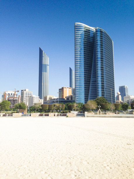 从海滩眺望阿布扎比天际线图片下载