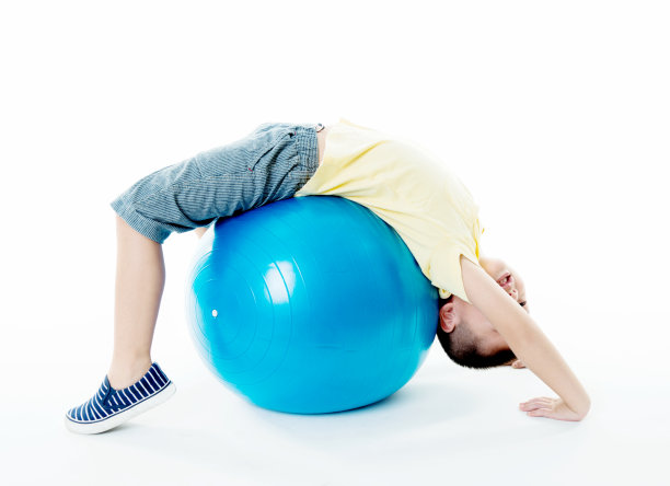 小男孩在玩球图片下载