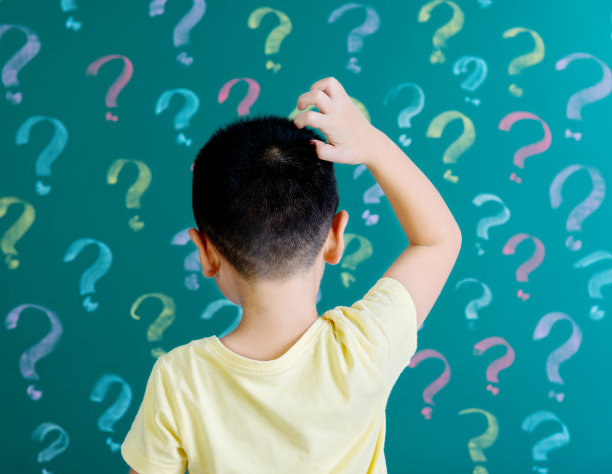 亚洲男孩思考解决方案图片下载