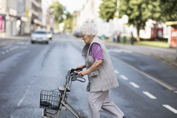 老女人和沃克图片下载