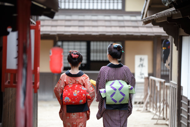 母亲和女儿走在老Edo村图片下载