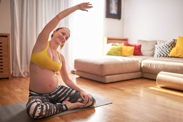 孕妇练习瑜伽图片下载