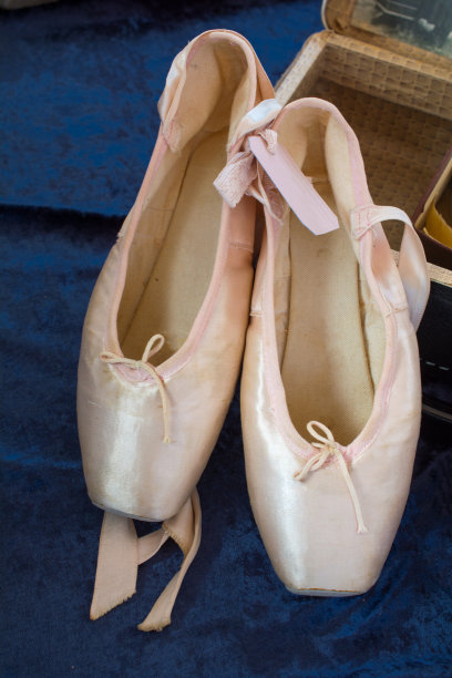 跳蚤市场上的老式女士芭蕾舞鞋图片下载