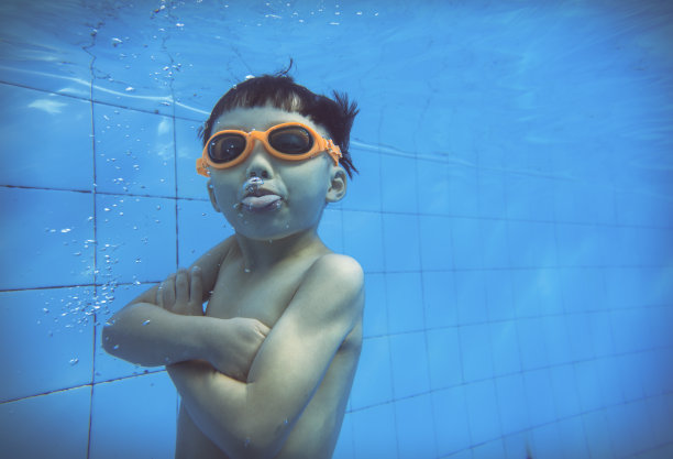 男孩游泳的水下镜头图片下载