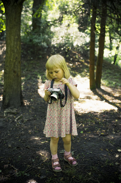 可爱的小女孩在公园和她的相机图片下载