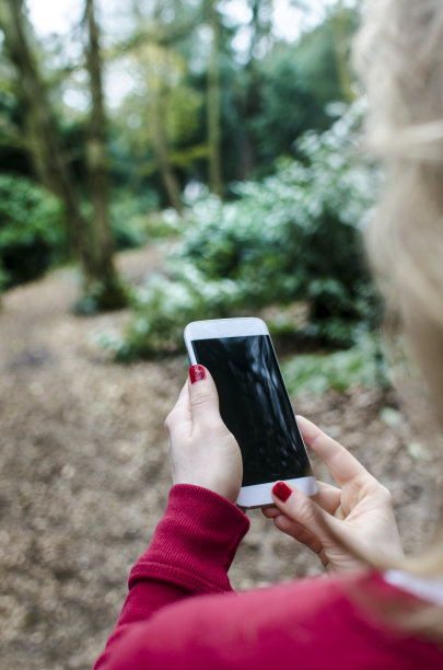 看着空白的智能手机屏幕上的拷贝空间图片下载