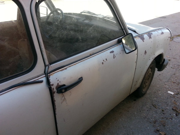 废弃生锈的汽车停在大街上图片下载