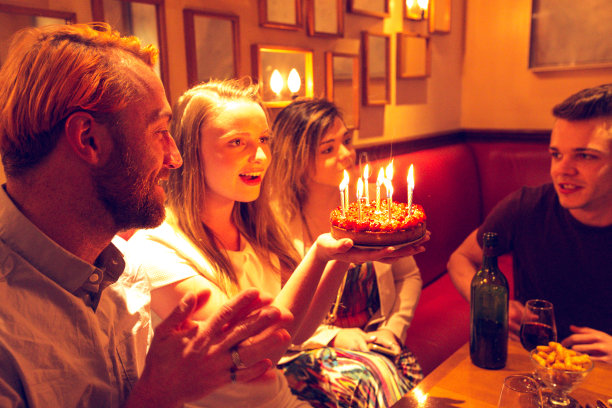 和好友一起庆祝生日图片下载