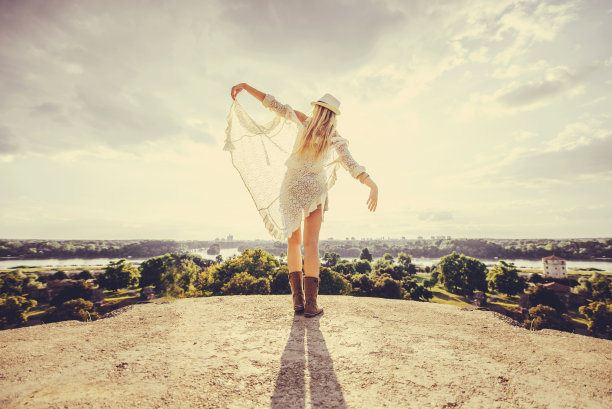 金发女孩欣赏着美景图片下载