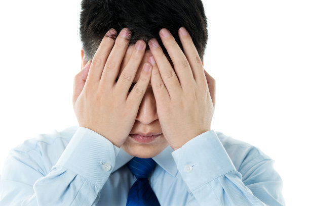 失望的年轻商人用手捂着眼睛素材图片
