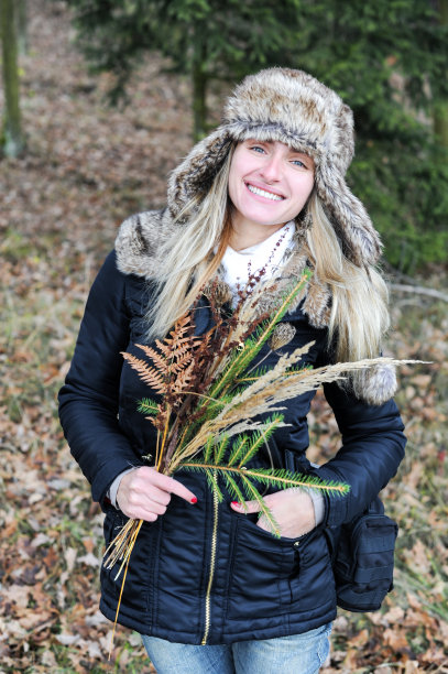 森林里的可爱女人图片下载