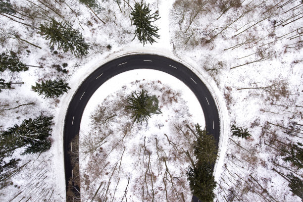 道路弯道冬季森林鸟瞰图图片下载