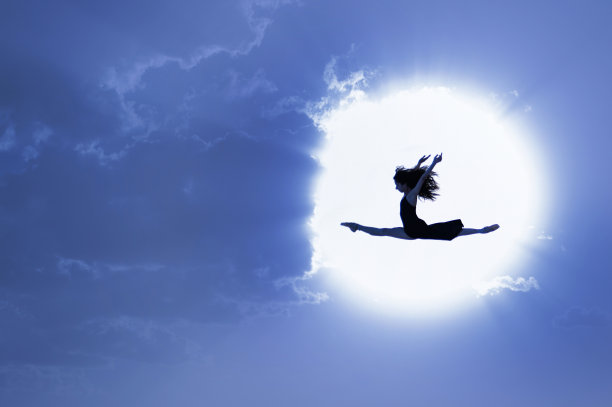 芭蕾舞演员在空中跳来跳去图片下载