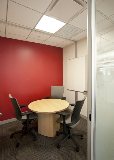 红墙的会议室图片下载