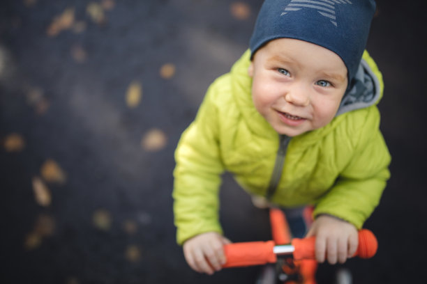 户外肖像可爱的小男孩图片下载