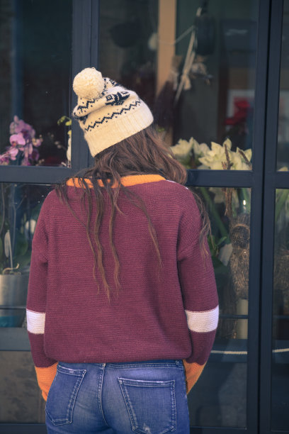 一个年轻女子走在街上图片下载