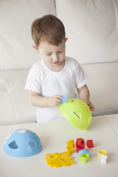 小男孩学习形状图片下载