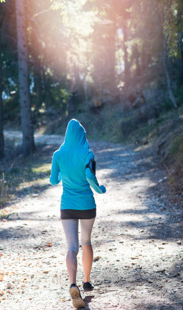 年轻的健身女运动员在日出跑步图片下载