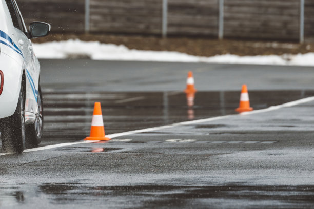 赛车车轮与橙色圆锥背景图片下载