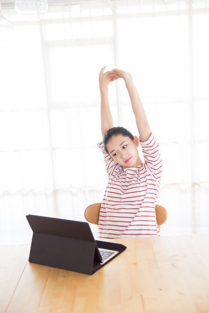 年轻女子在家里用笔记本电脑工作图片下载