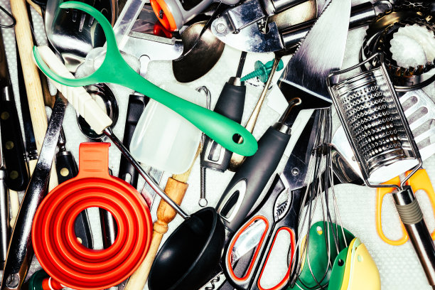 厨房用具放在厨房抽屉里图片下载