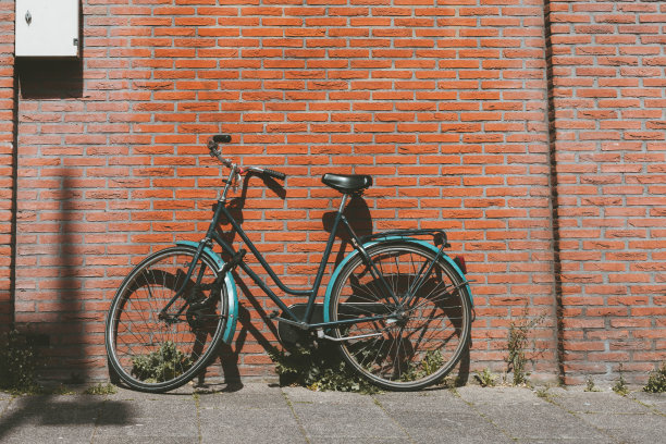 红色砖墙和自行车图片下载