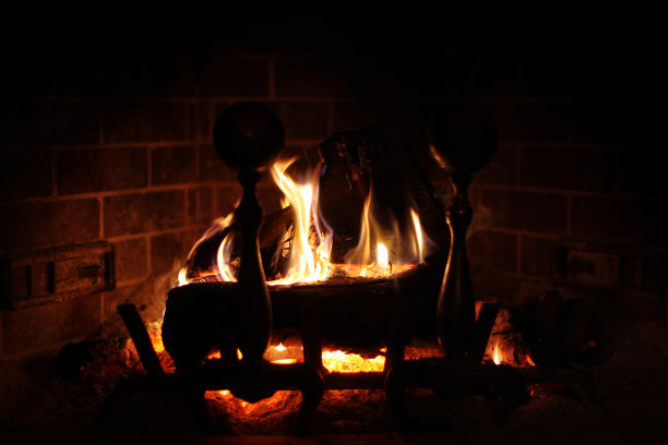 在旧砖壁炉与传统的球架图片下载