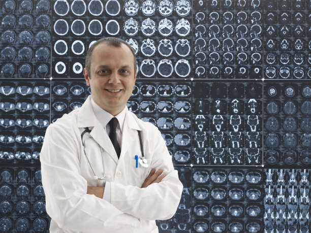 医生和核磁共振扫描图片下载