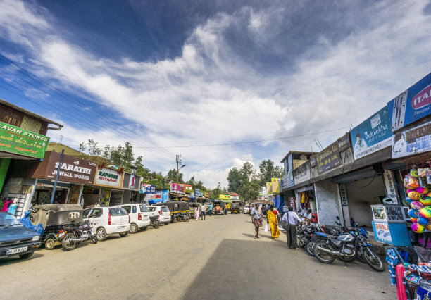 这是位于印度南部喀拉拉邦的印度城市穆纳尔的街景，照片中可以看到人和建筑。图片下载