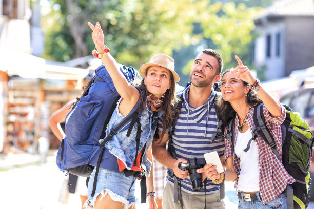 游客抬头指着什么东西图片下载