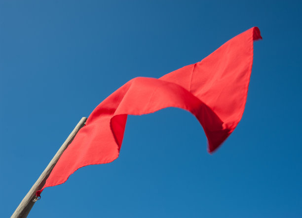 湛蓝的天空映衬着红旗图片下载