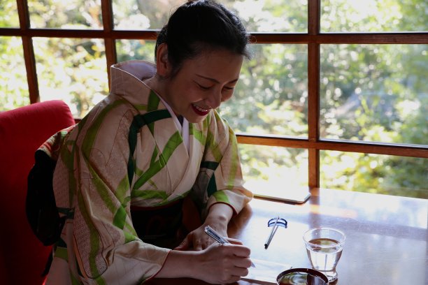 一个女人在咖啡馆里写信图片下载