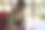 一个女人在咖啡馆里写信图片下载