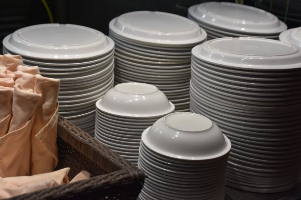 餐馆里成堆的盘子图片下载