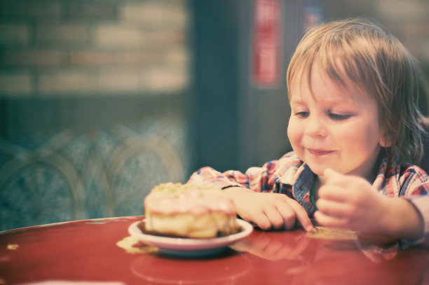 小男孩正在享用蛋糕图片下载