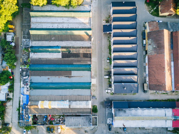 东欧工业区屋顶的无人机图像图片下载