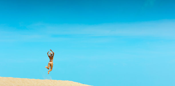 热带海滩上的女子图片下载