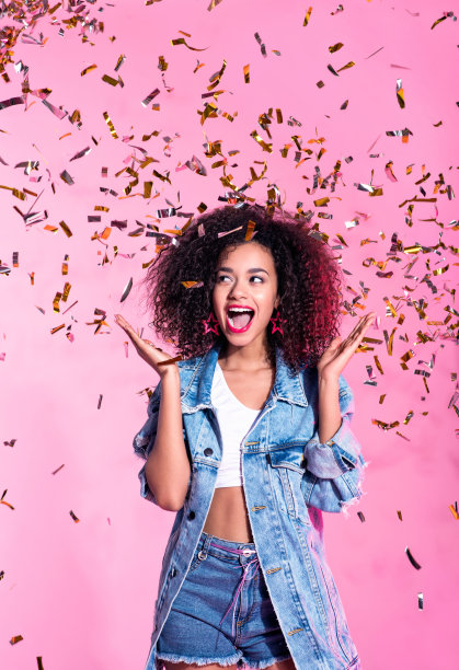 一个激动的非洲裔年轻女子在五彩纸屑中素材图片