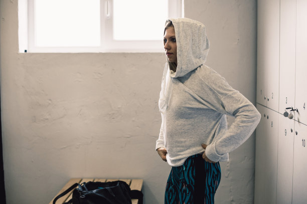 女人在更衣室穿衣服图片下载