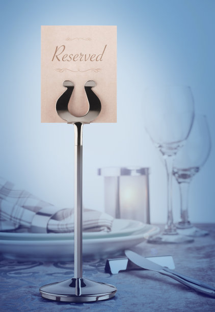 餐厅餐桌上的预留标志图片下载