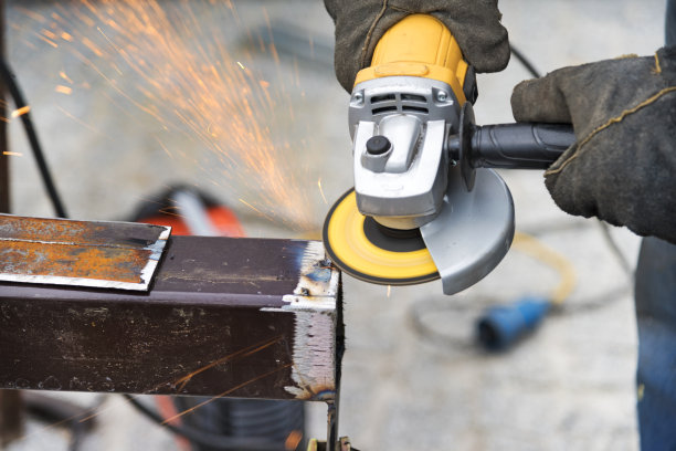 工人磨金属图片下载