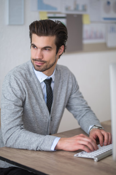 使用电脑、平板电脑和智能手机在办公室工作的分析师。图片下载