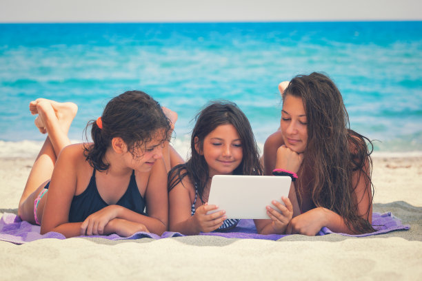 家人在海滩放松图片下载