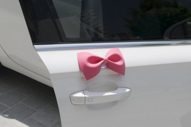 彩带装饰的婚车图片下载